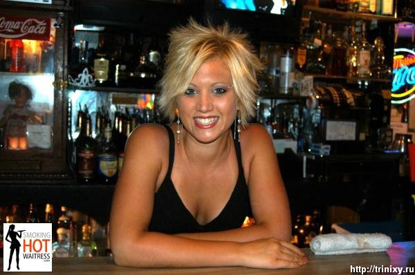 Секси-барменша Marilyn Scott избавляется от одежды после работы