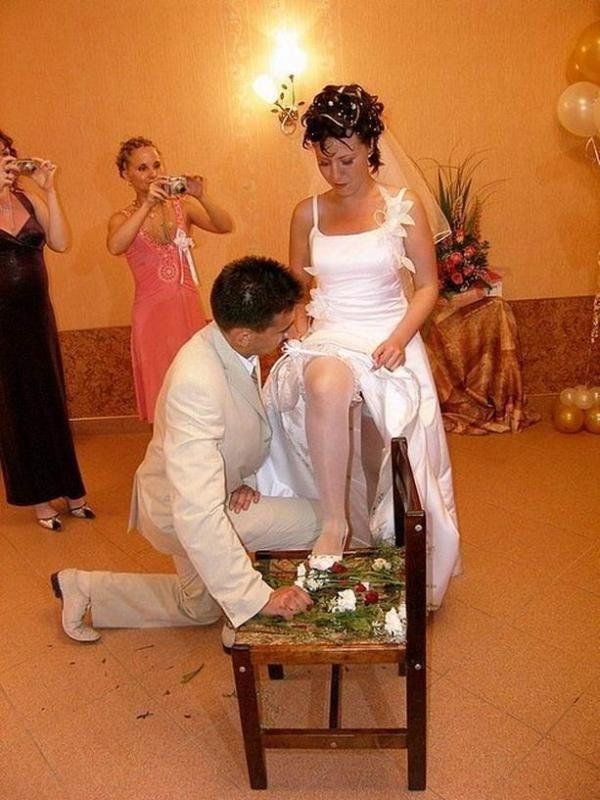 Невеста сосет член жениха стоя на коленях