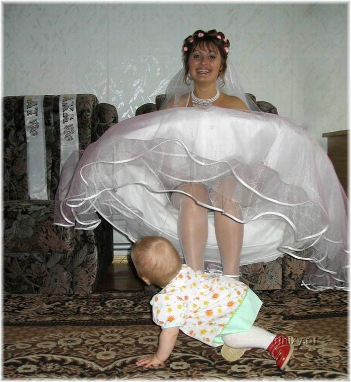 Сын заглядывает под короткое платье на трусики мамы фото