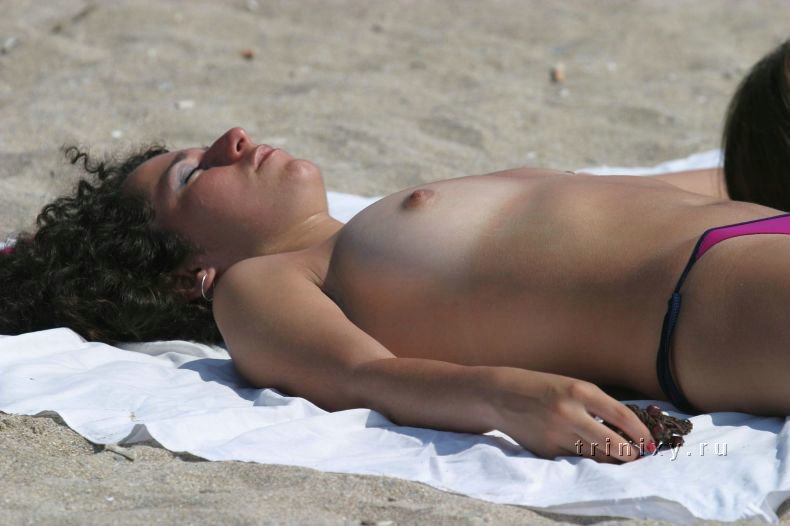 Нескромные девушки загорают топлес на общественных пляжах