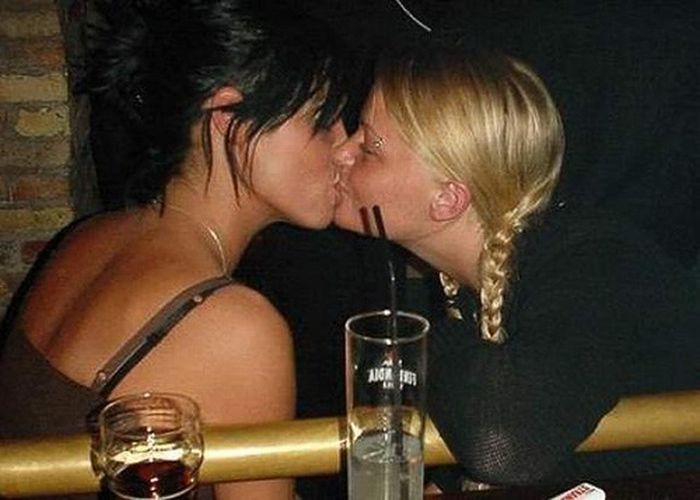 Друг целует сиськи жены 