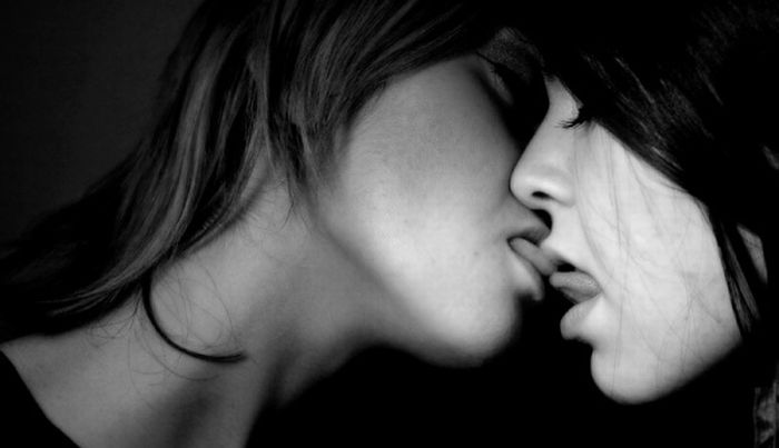 Грязные развратные лесбиянки целуются и оплёвывают лица друг друга