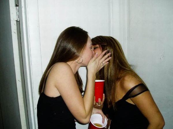 Две девки обливаются со шланга и целуются 