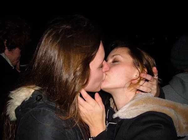 Грязные развратные лесбиянки целуются и оплёвывают лица друг друга