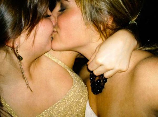 голая русская лесбиянка выебала пальцами подругу