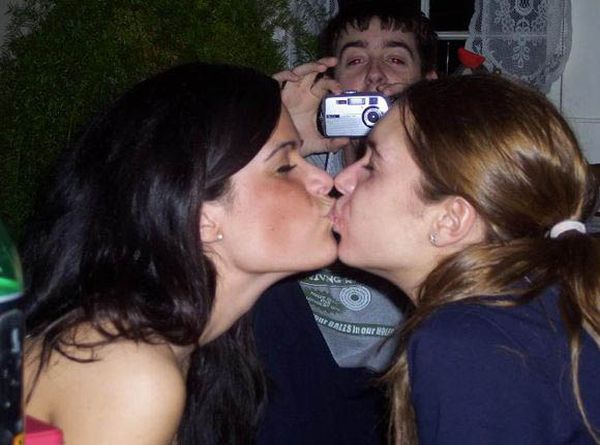 Две девки обливаются со шланга и целуются 