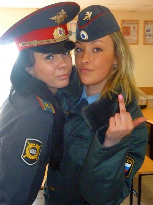 Полицейская в униформе занимается сексом с посетителем кафе