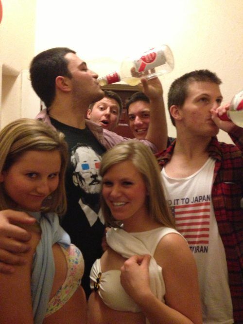 Развратные вечеринки с американскими студентками в общежитиях
