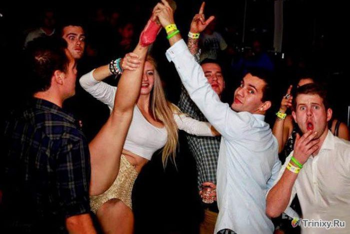 Пьяная студентка в чулках танцует стриптиз в ночном клубе