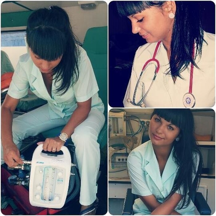 Девушка одела костюм медсестры и облизывает анальную пробку фото