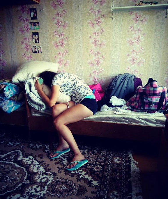 Капризная студентка разделась в спальне после занятий