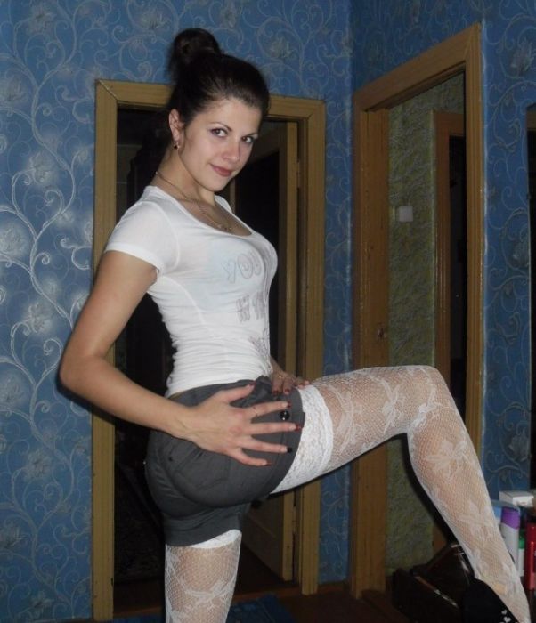 Русская брюнетка разместила в интернете свои домашние снимки