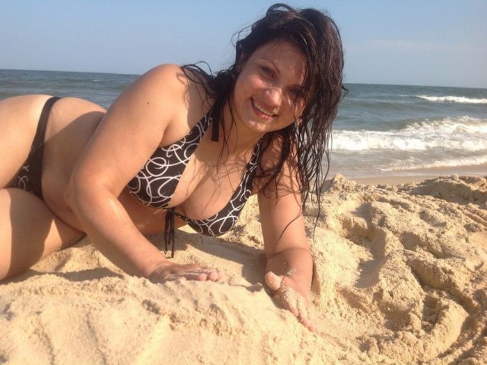 Жена в прозрачной кофте на пляже фото