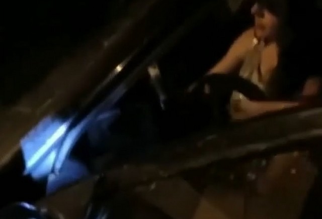 Патрульный остановил девушку и выебал ее прям на машине