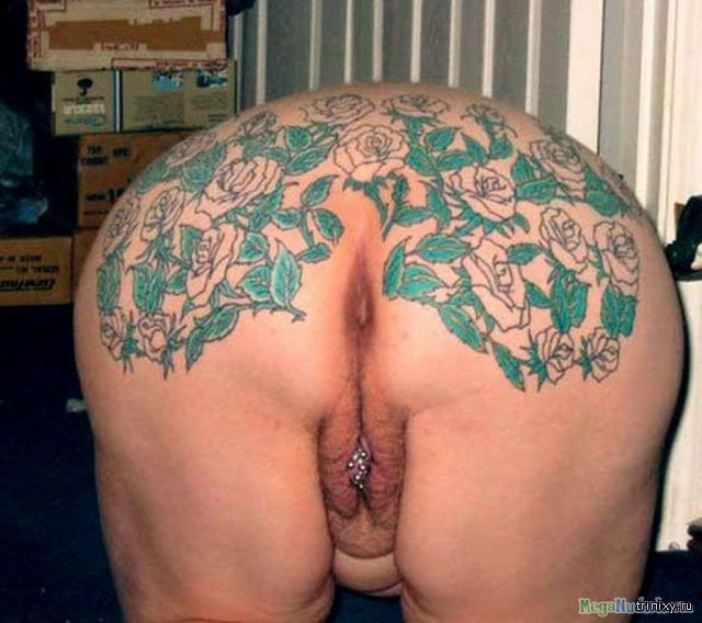 Бабенка с татуировкой на жопе дрочит волосатую пизду на диване