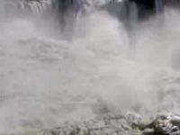 Потрясающий водопад (4.0 мб)