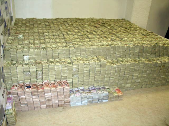 Изъятие денег у наркобарона (10 фотографий)
