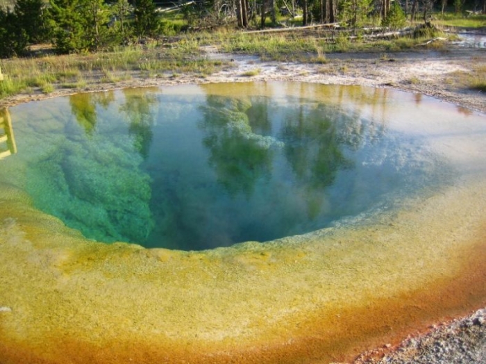 Озеро невероятной красоты "Morning Glory Pool" в Yellowstone National Park, Wyoming (14 фото)