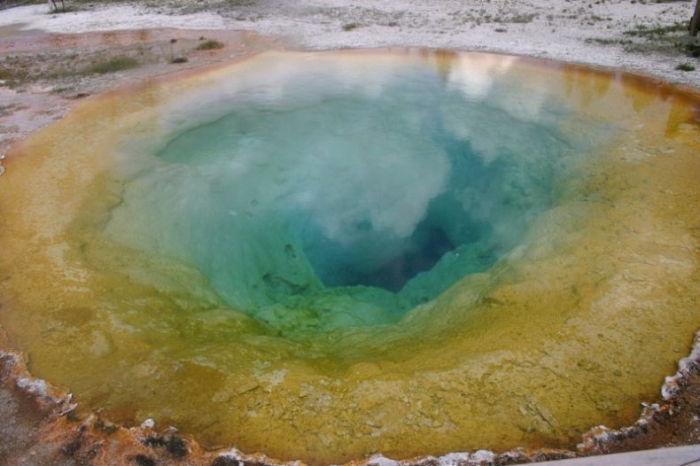 Озеро невероятной красоты "Morning Glory Pool" в Yellowstone National Park, Wyoming (14 фото)