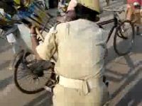 Полицейский против рикши (1.5 мб)