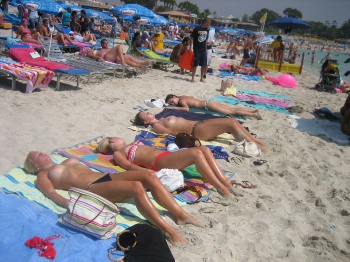 Девушки топлесс на пляже (91 частное фото)