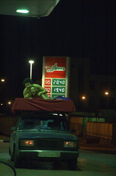 Секс на крышах машин на улицах Москвы (11 фото)