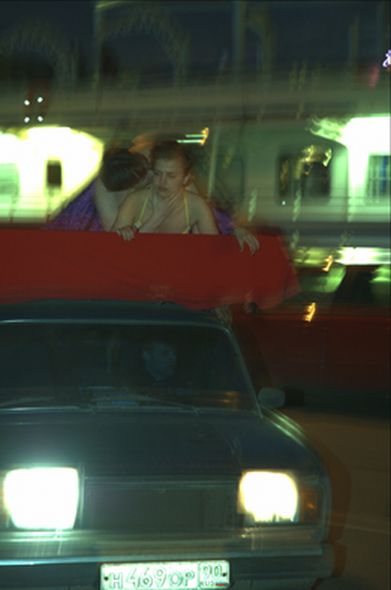 Секс на крышах машин на улицах Москвы (11 фото)
