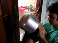 Бразильская девочка застряла в кастрюле (2.1 мб)