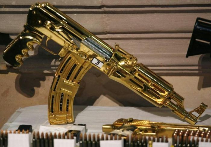 У мексиканского наркоторговца изъяли золотое оружие (3 фото + видео)