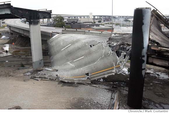 Мост, разрушенный взрывом бензовоза (17 фото)