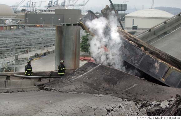 Мост, разрушенный взрывом бензовоза (17 фото)