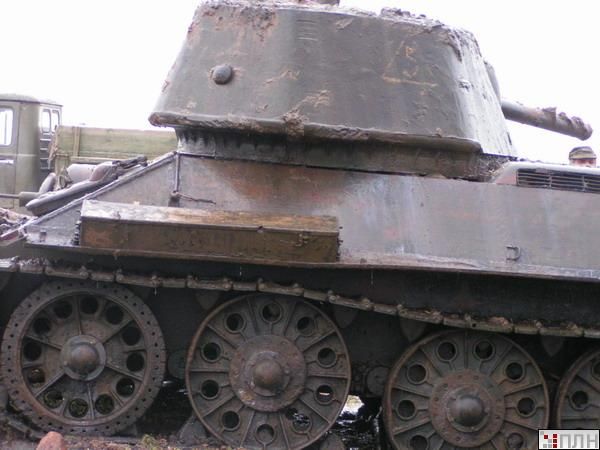В озере нашли танк Т-34 вермен ВОВ (13 фото)