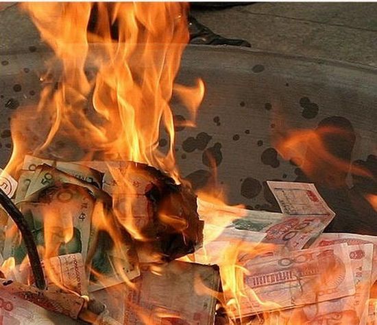 Сжигание денег. Сжигает деньги. Деньги сгорают. Горящие купюры. Доллар горит.