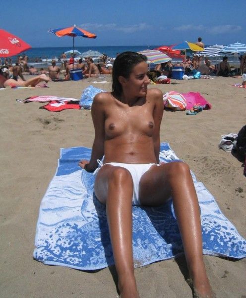 Девушки на пляже ТОПЛЕС (69 фото)