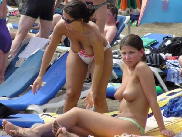 Девушки на пляже ТОПЛЕС (69 фото)