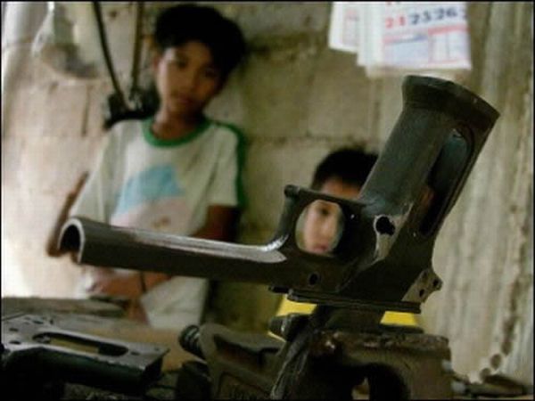 Производство нелегального оружия в Азии (10 фото)