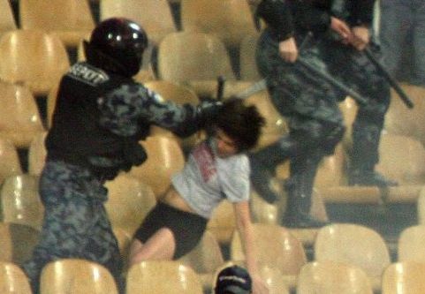 ОМОН избивает девушку во время финала Кубка Украины в Киеве (фото + видео)
