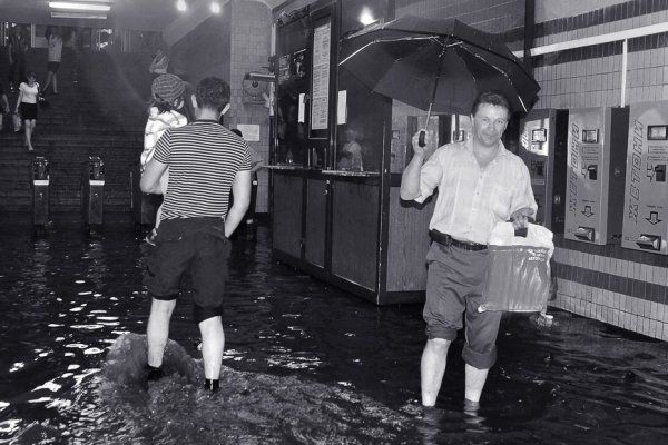 Потоп в киевсеом метро. Затопило ливнем (13 фото)