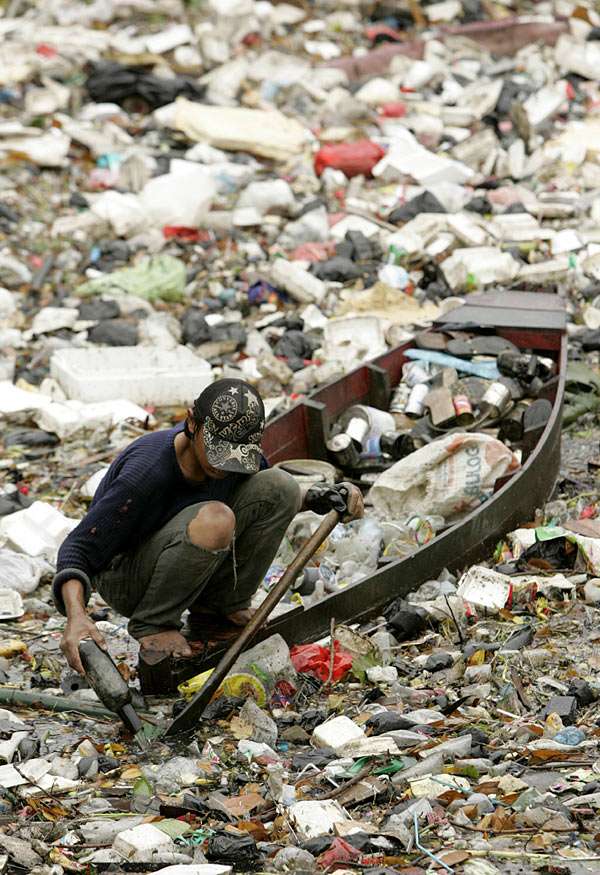 Самая грязная река в мире находится в Индонезии. Жесть (((( (4 фото)
