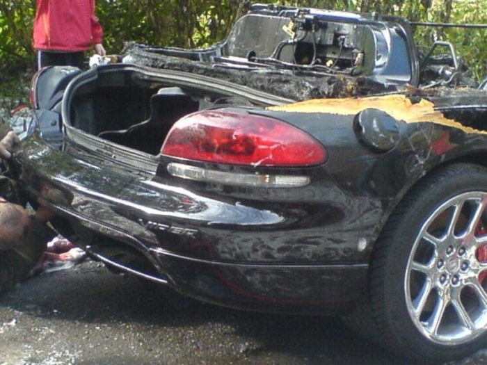 В Костроме сгорел кабриолет Dodge Viper (13 фото)