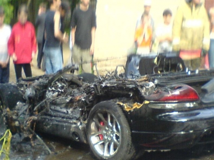 В Костроме сгорел кабриолет Dodge Viper (13 фото)