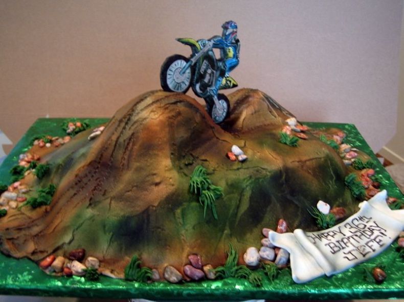 Торт в виде горы с дорогой