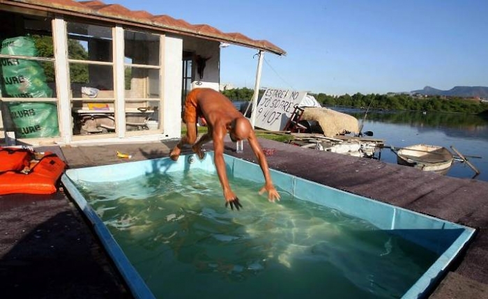 Плавающий дом для бедняков ) (6 фото)