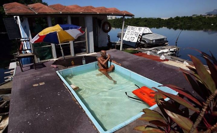 Плавающий дом для бедняков ) (6 фото)