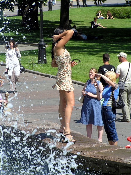 Съемки девушки в фонтане (35 фото)