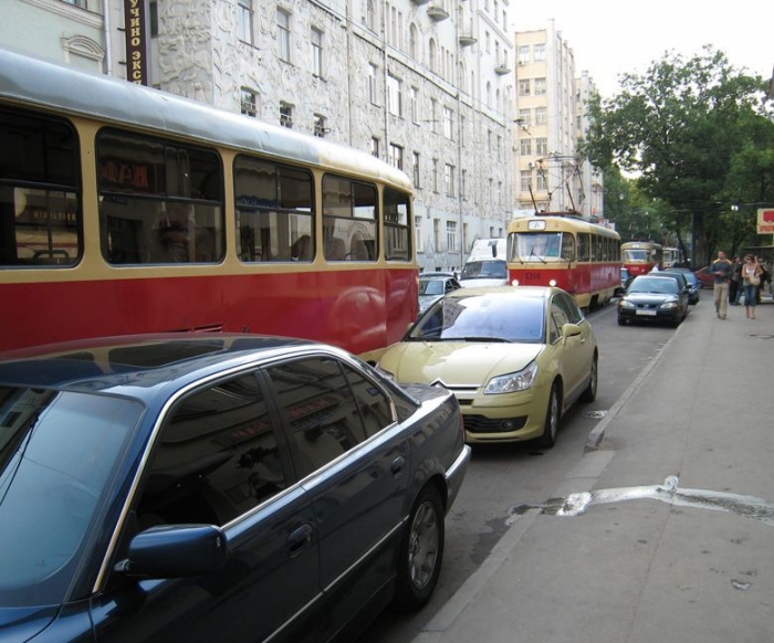 Из-за чего получилась пробка трамваев? (3 фото)