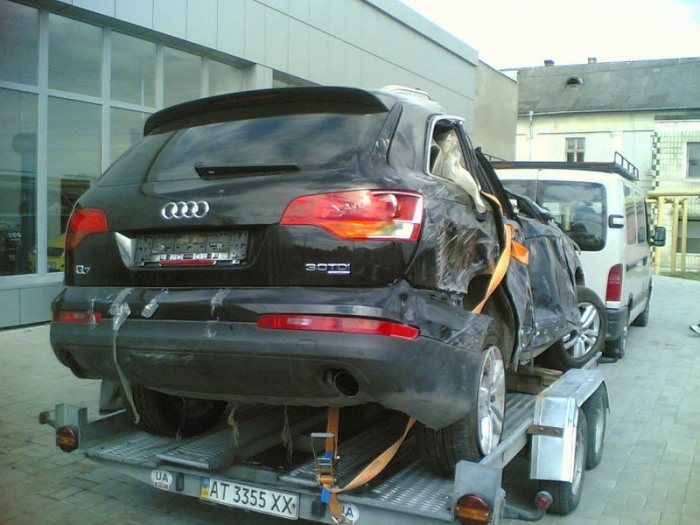 Audi Q7 вдребезги (6 фото)