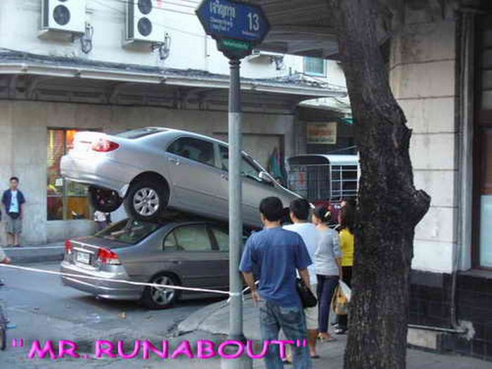 Странная авария в Таиланде (3 фото)