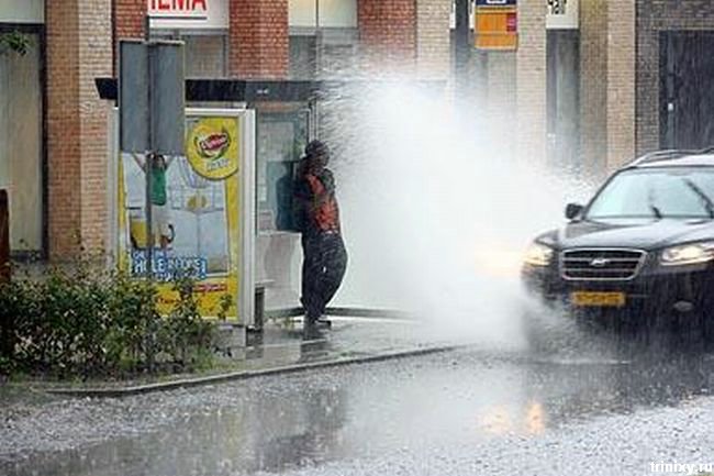 Почему опасно стоять на остановке во время дождя (2 фото)