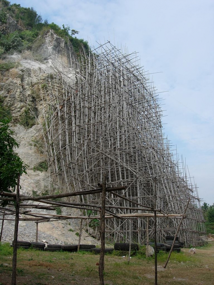 Бамбуковые строительные леса в Азии (21 фото)